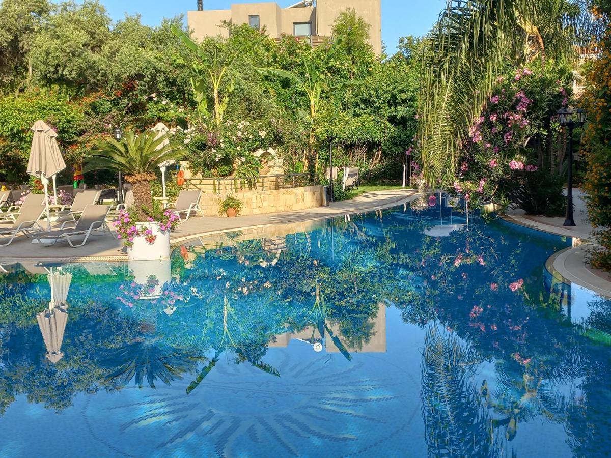 Dionyssos Village Aparthotel *